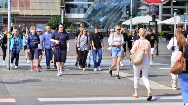 Warsaw Poland August 2022 People Different Ages Comfortable Clothes Crossing — Foto de Stock