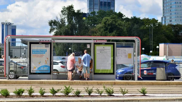 Warsaw Poland August 2022 Group People Tram Stop Waits Tram — Stockfoto