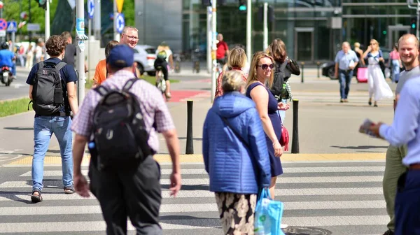 Warsaw Poland August 2022 People Different Ages Comfortable Clothes Crossing — Foto de Stock