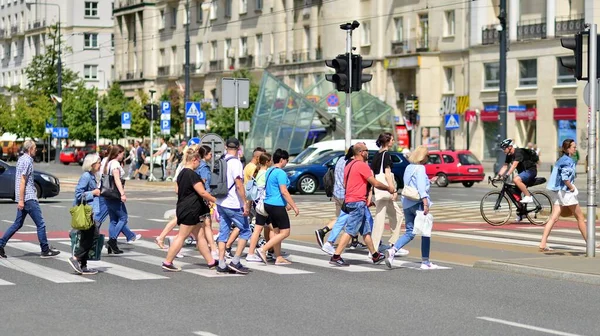 Warsaw Poland August 2022 People Different Ages Comfortable Clothes Crossing — Stockfoto