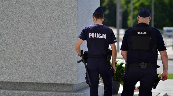 Warsaw Poland August 2022 Police Officers Guarding Monument Lech Kaczynski — Stock Photo, Image