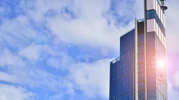 Moderní Skleněná Fasáda Proti Modré Obloze Spodní Pohled Budovu Obchodní — Stock fotografie