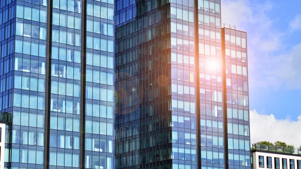Сучасний Скляний Фасад Тлі Блакитного Неба Вид Знизу Будівлю Діловому — стокове фото