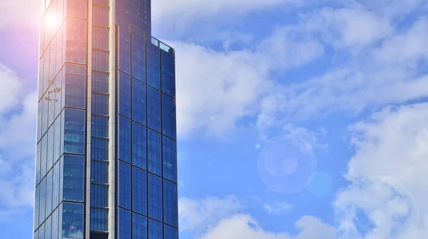 Moderní Skleněná Fasáda Proti Modré Obloze Spodní Pohled Budovu Obchodní — Stock fotografie