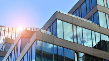 Mimarlık detayları. Güneşli bir günde modern cam bina cephesi. İş geçmişi.