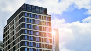 Çok katlı, modern bir apartmanın dış cephesi, pencereleri ve balkonları..