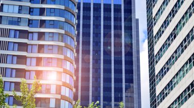 Çok katlı, modern bir apartmanın dış cephesi, pencereleri ve balkonları..