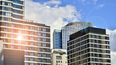 Çok katlı, modern bir apartmanın dış cephesi, pencereleri ve balkonları..