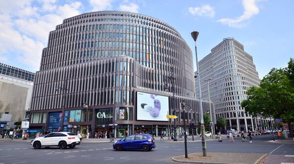 Берлин, Германия. 16 августа 2022 года. Суетливый город, улица большого метафоризма, роскошный торговый район под названием Курфрендль на западе Берлина.