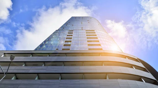 Κάτω Όψη Του Σύγχρονου Ουρανοξύστη Στην Επιχειρηματική Περιοχή Ενάντια Στον — Φωτογραφία Αρχείου