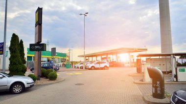 Brojce, Polonya. 15 Ağustos 2022. A2 otoyolundaki BP benzin istasyonu..