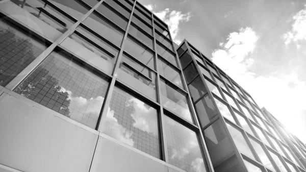 Primer Plano Abstracto Fachada Revestida Vidrio Edificio Moderno Cubierto Vidrio — Foto de Stock