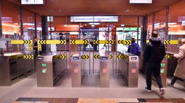 Varşova, Polonya. 20 Eylül 2022. Varşova metro sisteminin ikinci hattı. Varşova metro istasyonu içi. Bemowo İstasyonu.