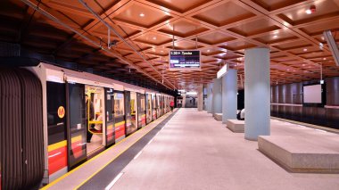 Varşova, Polonya. 20 Eylül 2022. Varşova metro sisteminin ikinci hattı. Varşova metro istasyonu içi. Bemowo İstasyonu.
