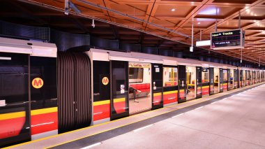 Varşova, Polonya. 20 Eylül 2022. Varşova metro sisteminin ikinci hattı. Varşova metro istasyonu içi. Bemowo İstasyonu.