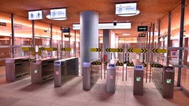 Varşova, Polonya. 20 Eylül 2022. Varşova metro sisteminin ikinci hattı. Varşova metro istasyonu içi. Bemowo İstasyonu.