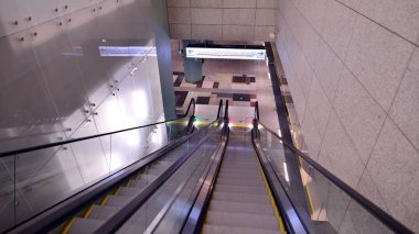 Varşova, Polonya. 20 Eylül 2022. Varşova metro sisteminin ikinci hattı. Varşova metro istasyonu içi. Ulrychow İstasyonu. 