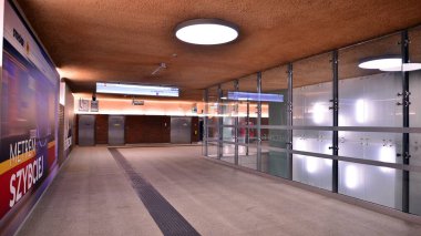Varşova, Polonya. 20 Eylül 2022. Varşova metro sisteminin ikinci hattı. Varşova metro istasyonu içi. Ulrychow İstasyonu. 