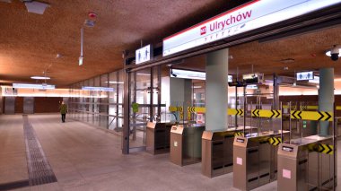 Varşova, Polonya. 20 Eylül 2022. Varşova metro sisteminin ikinci hattı. Varşova metro istasyonu içi. Ulrychow İstasyonu. 
