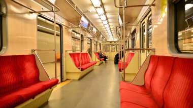 Varşova, Polonya. 20 Eylül 2022. Metro treninin iç kısmı. Varşova metrosunun ilk hattı..