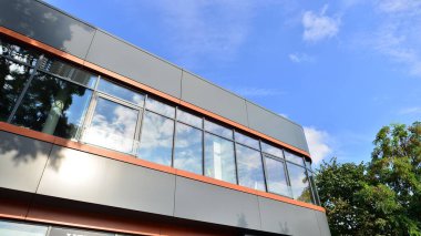 Taze yeşil ağaçlar ve ofis binası, iş konsepti. Modern şehir konseptinde yankı oluşturma.  