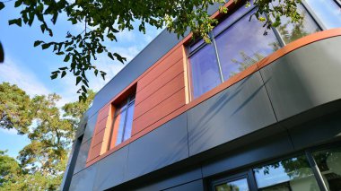 Taze yeşil ağaçlar ve ofis binası, iş konsepti. Modern şehir konseptinde yankı oluşturma.  