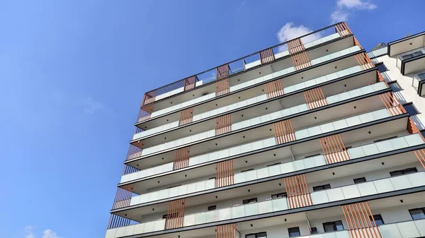 Moderne Luxuswohnung Modernes Mehrfamilienhaus Einem Sonnigen Tag Mehrfamilienhaus Mit Blauem — Stockfoto