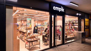 Varşova, Polonya. 28 Eylül 2022. Aydınlatılmış Empik mağazası geceleri.