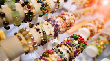 Esrarengiz ve renkli bir geçmişi var. Gemstone bilezik ve kolyeler. İyileştirme, güçlü kristal ve taşlar enerji. 