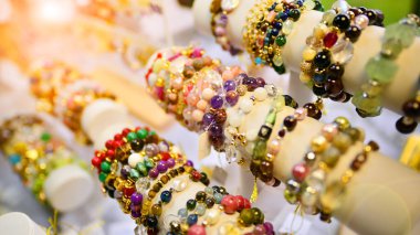 Esrarengiz ve renkli bir geçmişi var. Gemstone bilezik ve kolyeler. İyileştirme, güçlü kristal ve taşlar enerji. 