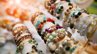 Esrarengiz ve renkli bir geçmişi var. Gemstone bilezik ve kolyeler. İyileştirme, güçlü kristal ve taşlar enerji. 