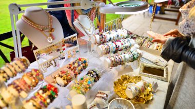 Esrarengiz ve renkli bir geçmişi var. Gemstone bilezik ve kolyeler. İyileştirme, güçlü kristal ve taşlar enerji. 