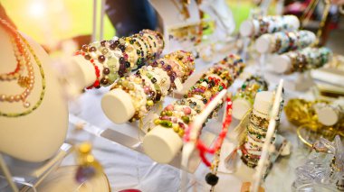 Esrarengiz ve renkli bir geçmişi var. Gemstone bilezik ve kolyeler. İyileştirme, güçlü kristal ve taşlar enerji. 