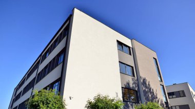 Çağdaş mimarinin soyut bir parçası, camdan ve betondan yapılmış duvarlar. Ofis binası.