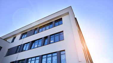 Çağdaş mimarinin soyut bir parçası, camdan ve betondan yapılmış duvarlar. Ofis binası.