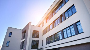 Çağdaş mimarinin soyut bir parçası, camdan ve betondan yapılmış duvarlar. Ofis binası.