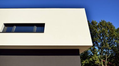 Yeni bir gelişim bölgesinde yeni bir aile evi. Modern görünüşlü bir ev..  