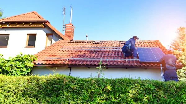 屋根の上のソーラーパネル 太陽電池発電所設置作業者 — ストック写真
