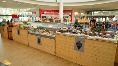 Varşova, Polonya. 10 Ekim 2022. Bölgesel ürünler fuarı. Pazar sadece bölgesel ürünler satar. Wola Park erkeği. Wola Park Alışveriş Merkezi 