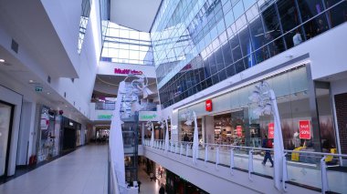 Varşova, Polonya. 10 Ekim 2022. Wola Park alışveriş merkezinin içi..