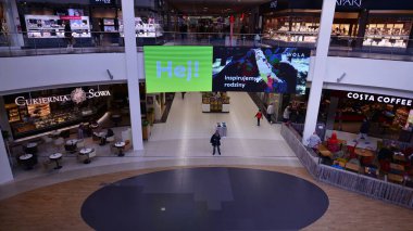 Varşova, Polonya. 10 Ekim 2022. Wola Park alışveriş merkezinin içi..