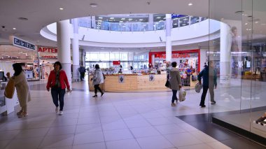 Varşova, Polonya. 10 Ekim 2022. Wola Park alışveriş merkezinin içi..