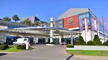 Varşova, Polonya. 10 Ekim 2022. Hilton Oteli 'ndeki Çifte Ağaç Binası