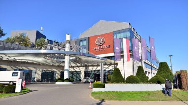 Varşova, Polonya. 10 Ekim 2022. Hilton Oteli 'ndeki Çifte Ağaç Binası