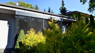 Çağdaş mimarinin soyut bir parçası, camdan ve betondan yapılmış duvarlar. Ofis binası.