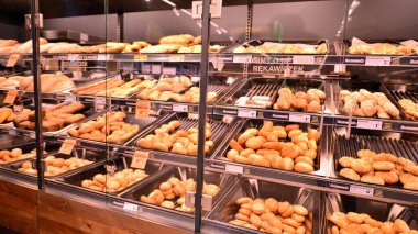 Varşova, Polonya. 10 Ekim 2022. Süpermarket Ağı içinde.