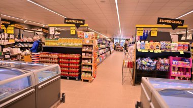 Varşova, Polonya. 10 Ekim 2022. Süpermarket Ağı içinde.