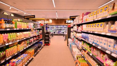 Varşova, Polonya. 10 Ekim 2022. Süpermarket Ağı içinde.