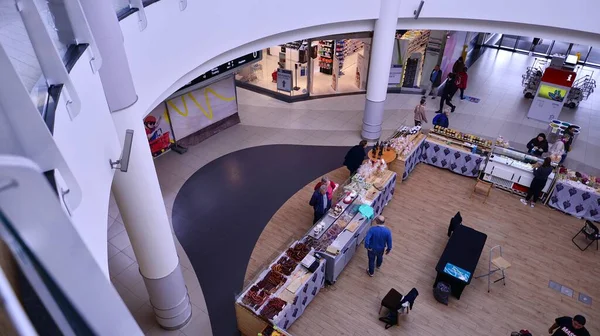 Varşova, Polonya. 10 Ekim 2022. Bölgesel ürünler fuarı. Pazar sadece bölgesel ürünler satar. Wola Park erkeği. Wola Park Alışveriş Merkezi 