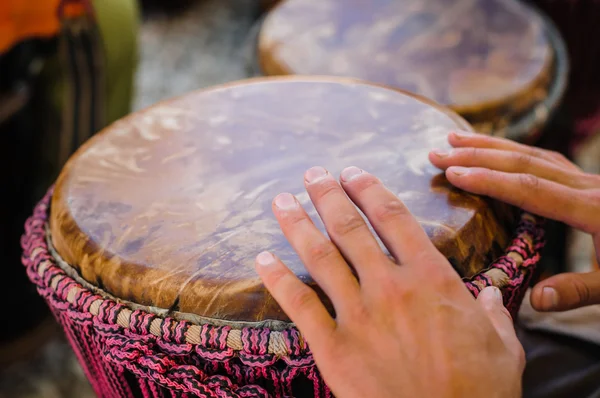 Ember játszik a djembe — Stock Fotó